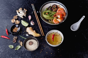 Obraz na płótnie Canvas Green tea soba noodles with shrimp