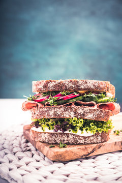 Sandwich mit Salami Kresse Gurken und Quark