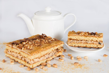 Cake with raisins and peanuts