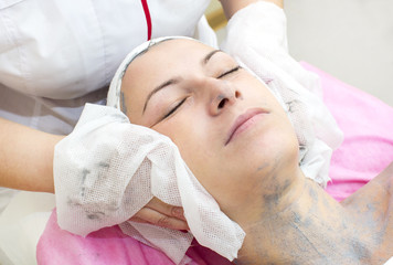 Fototapeta na wymiar Process of massage and facials in beauty salon 