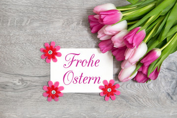 Tulpen und Karte: Frohe Ostern!