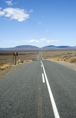 Plakat Highway passing through the Central Karoo region of South Africa near Matjiesfontein looking toward the Komsberge Mountains