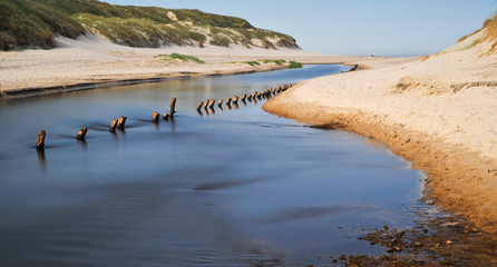 Flusslauf durch Dünen zum Meer, Jütland, Dänemark, Langzeitbelichtung