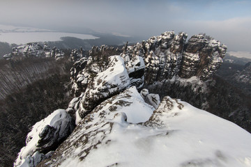 Blick von der Schrammsteinaussicht auf das Hohe Schrammtor bis zum Schrammsteinsattel des...