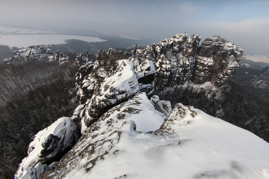 Blick von der Schrammsteinaussicht auf das Hohe Schrammtor bis zum Schrammsteinsattel des Schrammsteingebietes in der S&auml;chsischen Schweiz (Nationalpark) im Winter