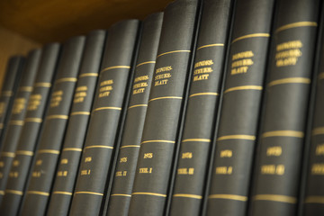 Bücher im Regal, Büchersammlung, Bücherregal, Steuerberatung © Webnique