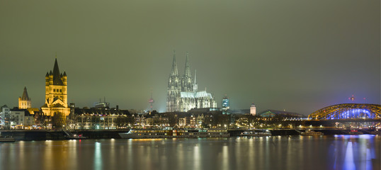 Fototapeta na wymiar Cologne cathedral in the evening, taken from the opposite bank of the Rhine