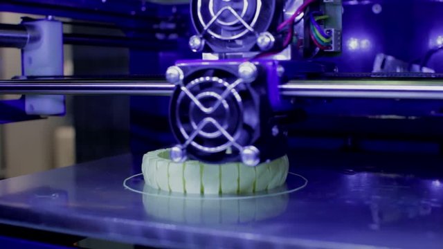 FDM 3D printer makes plastic bracelet