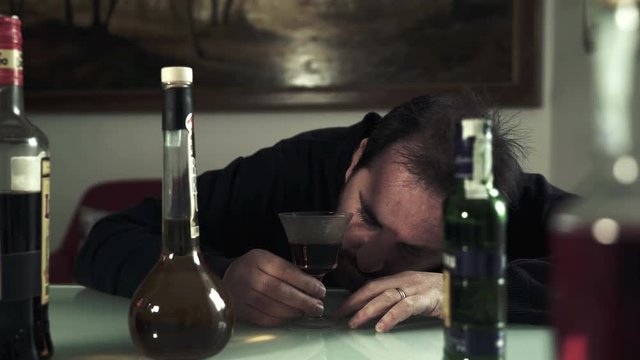 Пьет до последнего. Пьет до последнего