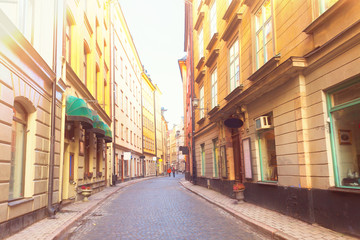Fototapeta premium Stare miasto ulica Gamla Stan w Sztokholmie w dzień, Szwecja, stonowanych retro
