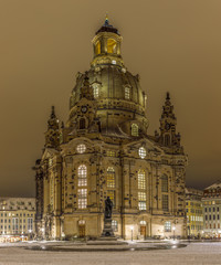 Fototapeta na wymiar Dresdner Frauenkirche im Winter bei Nacht Bild mit hoher Auflösung