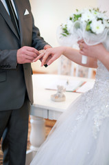 Регистрация брака в ЗАГСе. Жених надевает кольцо на палец невесты © mokeeva