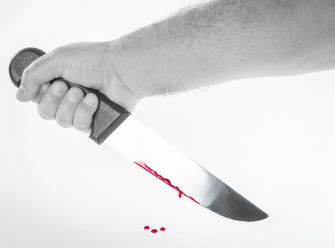 terrorisme/main tenant un couteau ensanglanté