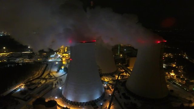 Elektrownia jądrowa w nocy 4K