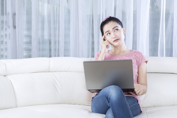 Fototapeta premium Kobieta z laptopa marzeń na leżance