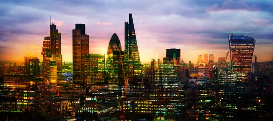 Zelfklevend Fotobehang City of London bij zonsondergang, meervoudige belichtingsafbeelding met reflecties van nachtverlichting. © IRStone