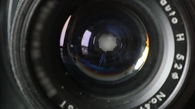 Diaphragm blades opening and closing aperture of a photo camera lens