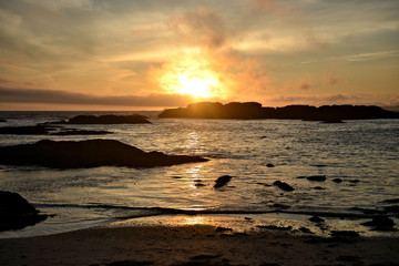 coucher de soleil sur une plage du pacifique