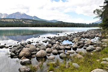 bord du lac et rochers