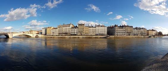 Obraz premium Vue panoramique de la Saône et des immeubles à Lyon