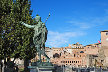 Roma, via dei Fori Imperiali, statua di Augusto