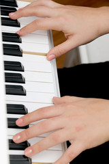 Obraz premium Zbliżenie fortepianu, biało-czarna klawiatura