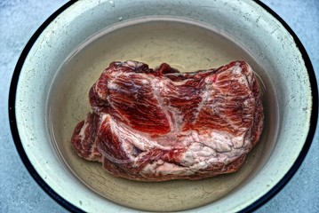 Сырое мясо в миске