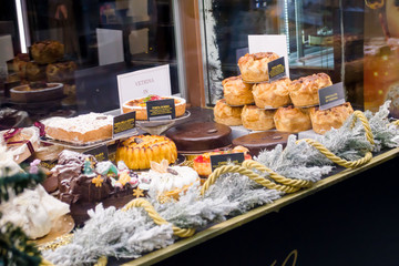 Süßigkeiten in italienischer Pasticceria mit weihnachtlicher Dekoration