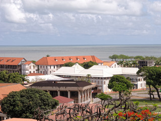 Obraz premium Toits rouges de l'ancien hôpital de Cayenne et l'océan Atlantique vus du mont Cépérou, Guyane française