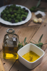 Aceite, aceitera y aceitunas