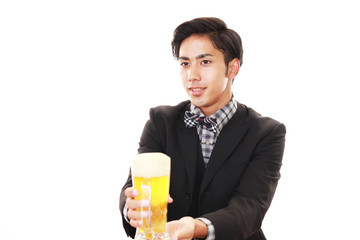 ビールジョッキを持つウェイター

