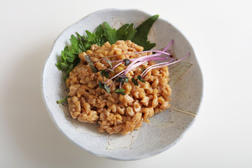 小皿に入れた納豆
