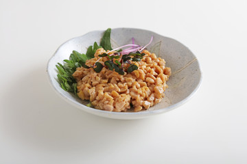 小皿に入れた納豆
