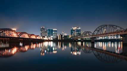 Obraz premium 川に映る大阪の夜景
