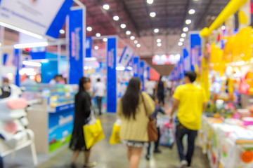 blurred of people shopping in exhibition hall or shopping centre
