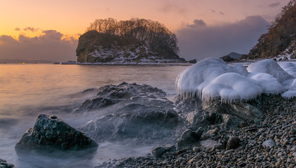 Зимние льды на морском берегу