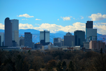 Obraz premium Downtown Denver, Colorado Skyscrapers with the Rocky Mountains in the Background