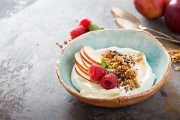 Yogurt bowl with raspberry and granola