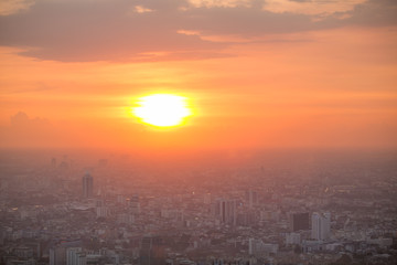 Fototapeta na wymiar Beautiful sunset over Bangkok downtown