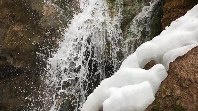 buz gibi şelale suları
