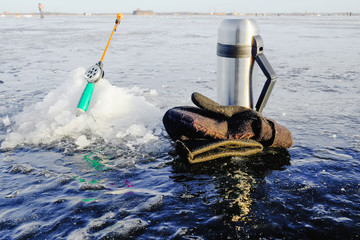 Naklejka premium winter fishing on the sea the bright sun