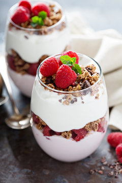 Yogurt parfait with raspberry and granola
