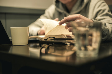 カフェで勉強・仕事をする男性