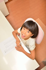 Naklejka premium 子供部屋で勉強する小学生の女の子