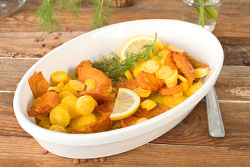 Gebackene Süßkartoffeln und gelbe Karotten.