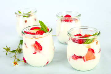 Joghurt mit Erdbeeren