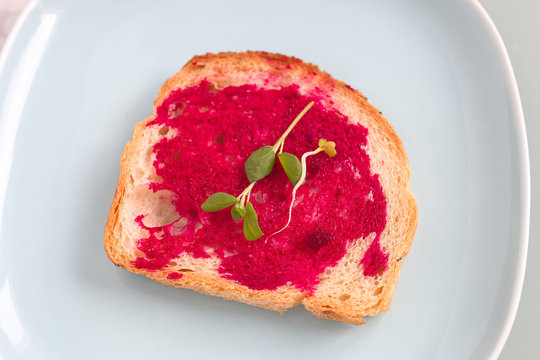 Brot mit Rote Bete Aufstrich und Sprossen.
