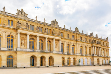Fototapeta na wymiar VERSAILEES, FRANCE- JULY 02, 2016 : Main entrance of Versailles