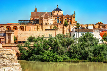 Fototapeta premium Most Rzymski i rzeka Gwadalkiwir, Wielki Meczet, Kordoba, Hiszpania