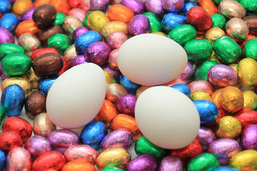 Fototapeta na wymiar Chocolate and hen easter eggs